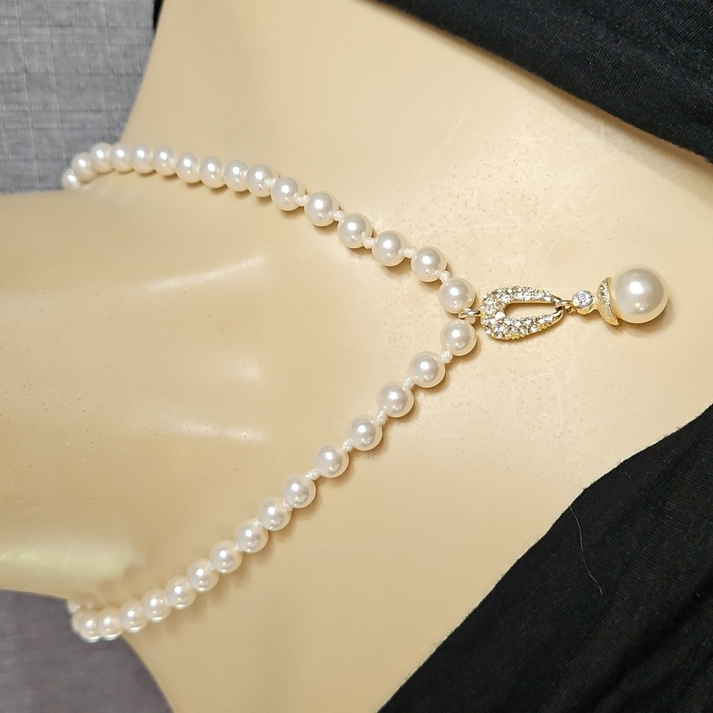 GOLDTONE FAUX PEARL NECKLACE WITH FAUX PEARL PENDANT